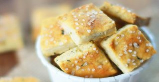 Mediterrane Kräuterbrötchen in einer Schüssel
