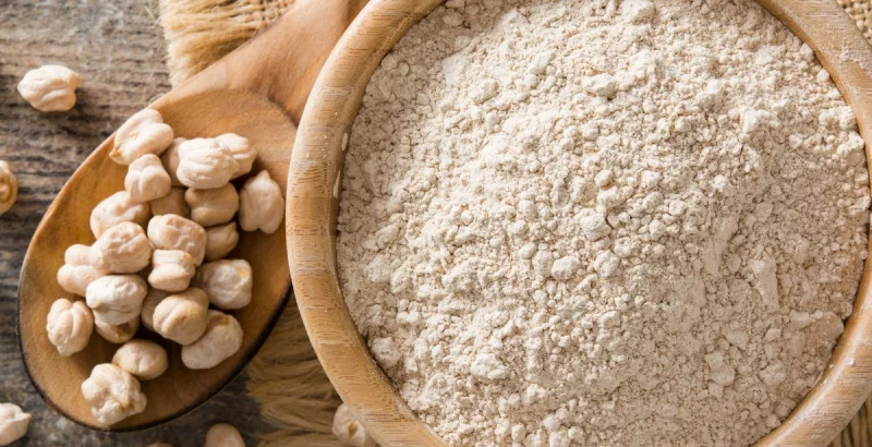 Kichererbsenmehl in einer Holz Schüssel