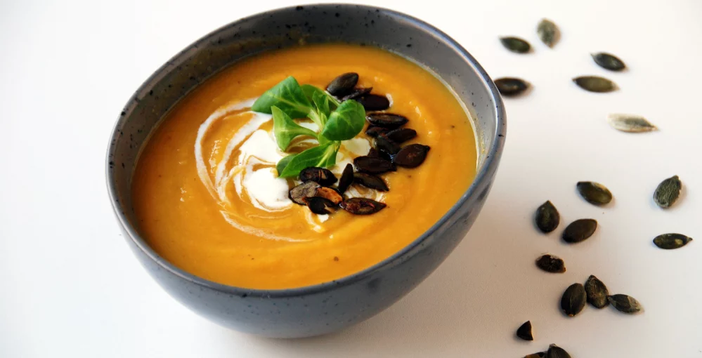 Cremesuppe mit Kürbiskernen in einer Schüssel