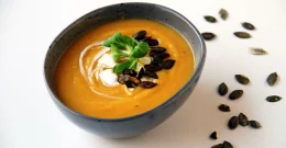 Cremesuppe mit Kürbiskernen in einer Schüssel
