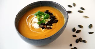 Cremesuppe mit Kürbiskernen in einer Schüssel