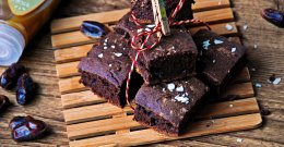 Dattel Brownies am Holz Teller