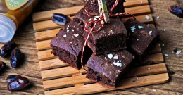 Dattel Brownies am Holz Teller
