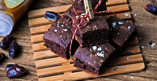 Dattel Brownies am Holz Teller