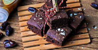 Dattel Brownies am Holz Teller