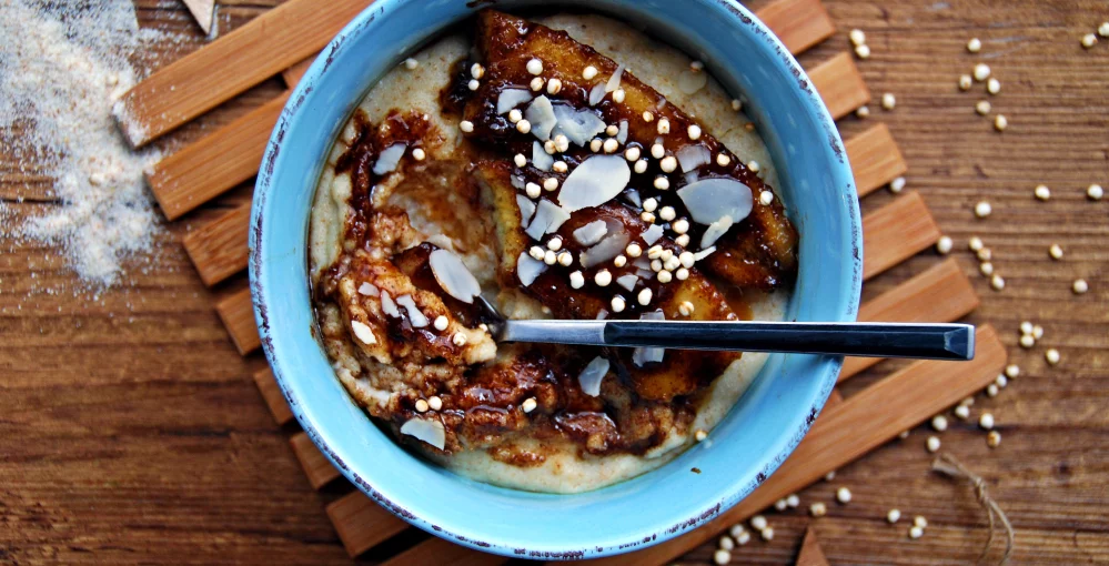 Dinkelgrieß mit karamellisierten Bananen