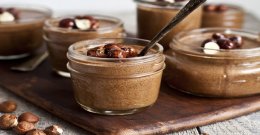 Haselnussbutter im Glasschelchen