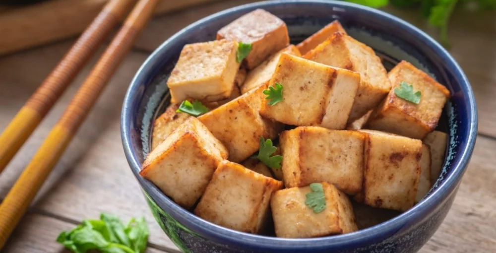 Knuspriger Tofu in einer Schüssel