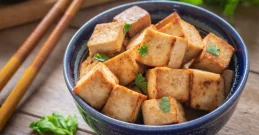 Knuspriger Tofu in einer Schüssel