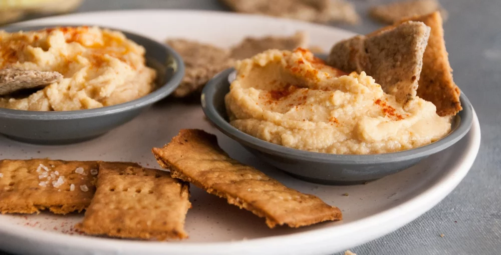 Cracker am Teller mit Dip