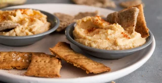 Cracker am Teller mit Dip