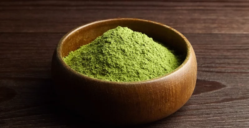 Gerstengras-Pulver in einer Holzschüssel