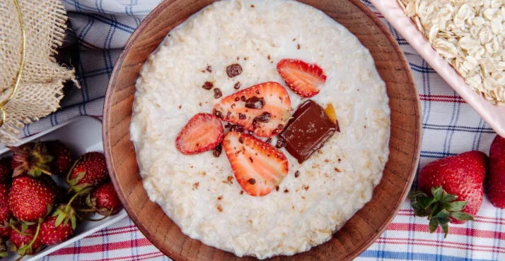Buchweizenflocken mit Früchten in einer Schüssel