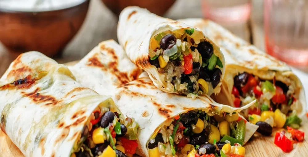 Mit Gemüse gefüllte Tortillas