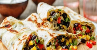 Mit Gemüse gefüllte Tortillas