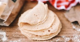 Glutenfreie Tortillas am Tisch