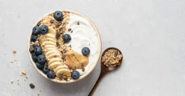 Porridge in einer Schüssel mit Früchten