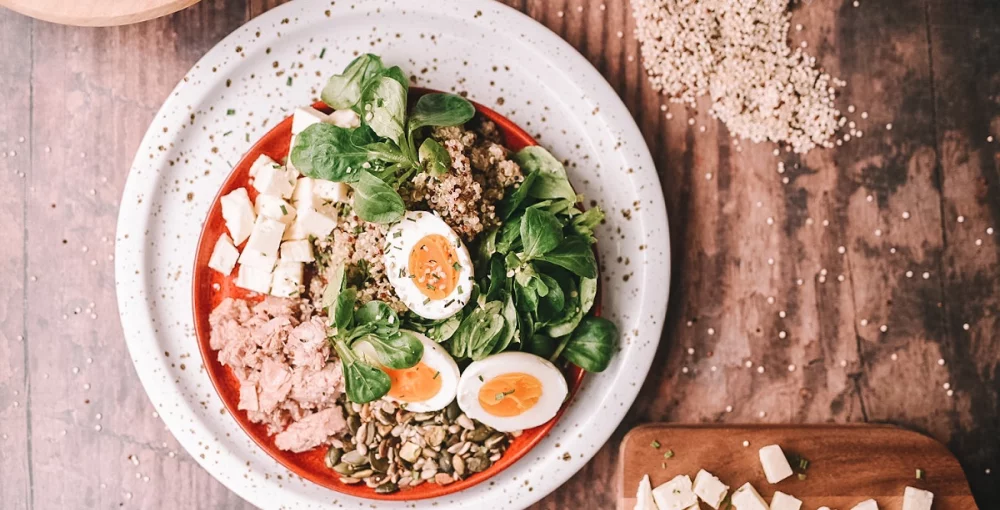 Quinoa-Salat mit Gemüse am Teller