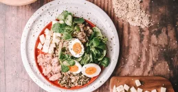 Quinoa-Salat mit Gemüse am Teller