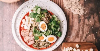 Quinoa-Salat mit Gemüse am Teller