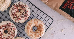 Vollkorn-Donuts selbst backen – ein farbenfrohes Rezept!