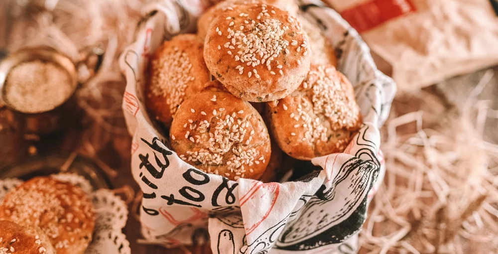 Dinkel-Brötchen mit Käse in einer Schüssel
