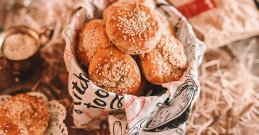 Dinkel-Brötchen mit Käse in einer Schüssel