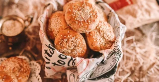 Dinkel-Brötchen mit Käse in einer Schüssel