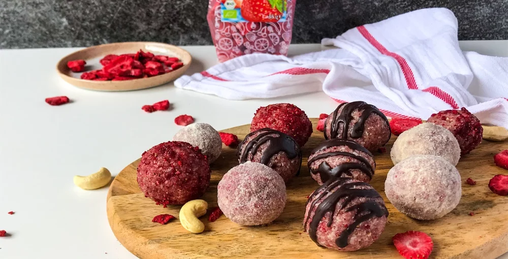 Energiekugeln mit Kokos, Erdbeeren & Cashews – süße Snackidee!