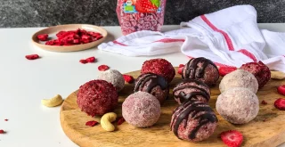 Energiekugeln mit Kokos, Erdbeeren & Cashews – süße Snackidee!