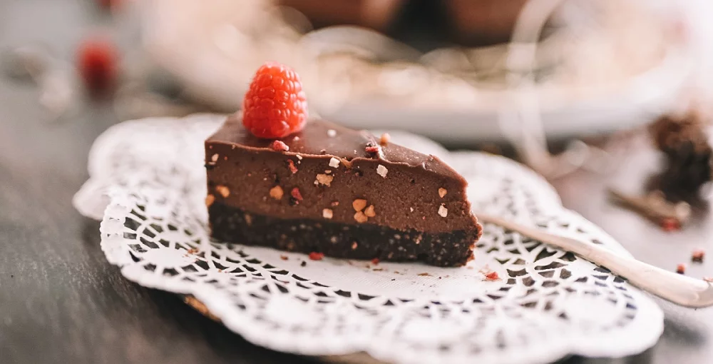 Rohe Ferrero-Torte auf einem Teller mit Himbeere