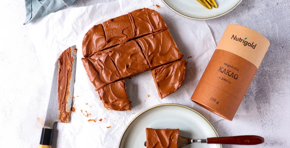 Schokoladenkuchen & Nutrigold Kakao am Tisch