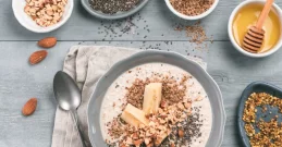 Haferflocken mit Früchten zum Frühstück