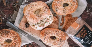 Dinkel-Bagels mit Samen