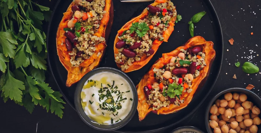 Süßkartoffeln mit Quinoa und Gemüse
