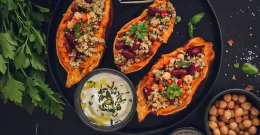 Süßkartoffeln mit Quinoa und Gemüse