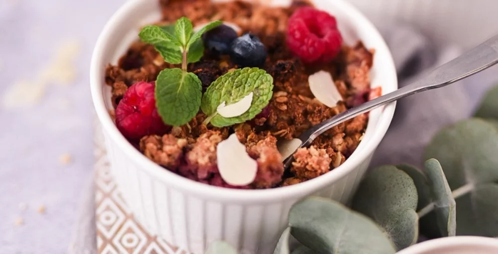 Fruchtiger Crumble mit Äpfeln und Himbeeren