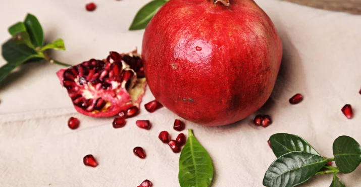 Granatapfel am Tisch