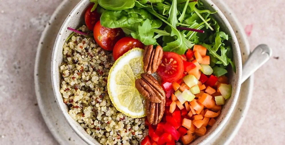 Bunte Quinoa-Bowl