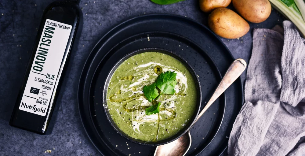 Mangoldsuppe in einem schwarzen Teller