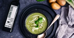 Mangoldsuppe in einem schwarzen Teller
