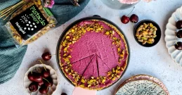 Torte mit Kirschen & Pistazien – So gut, dass Sie süchtig werden!