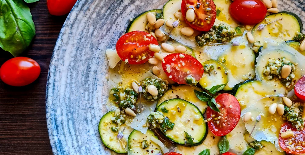 Salat mit Zucchini und Pinienkernen