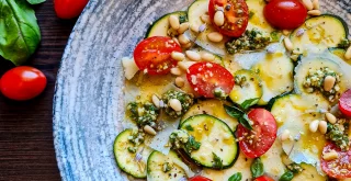 Salat mit Zucchini und Pinienkernen