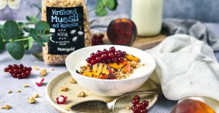 Gegrillte Pfirsiche zum Frühstück? Diese Kombination werden Sie lieben! Knuspermüsli mit gegrillten Pfirsichen