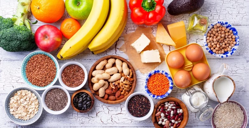 einen Tisch voller gesunder Lebensmittel