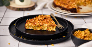 Gesunder Burek mit Cornflakes am Teller