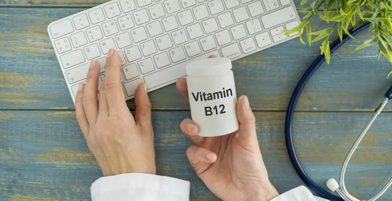 Das Vitamin B12 in der Hand einer Frau