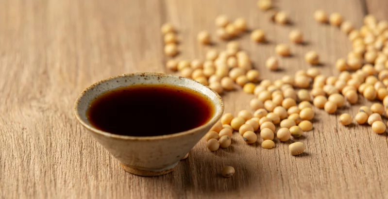Sojasauce in einer kleinen Schüssel