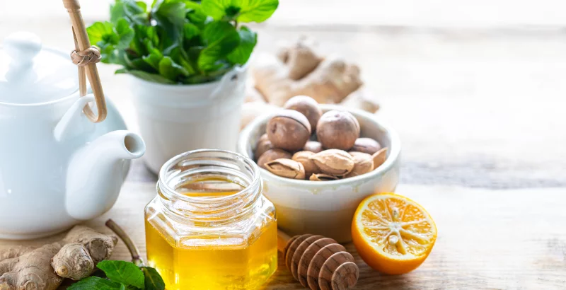 Honig, Tee, Früchte, Gewürze für die Immunität auf dem Tisch